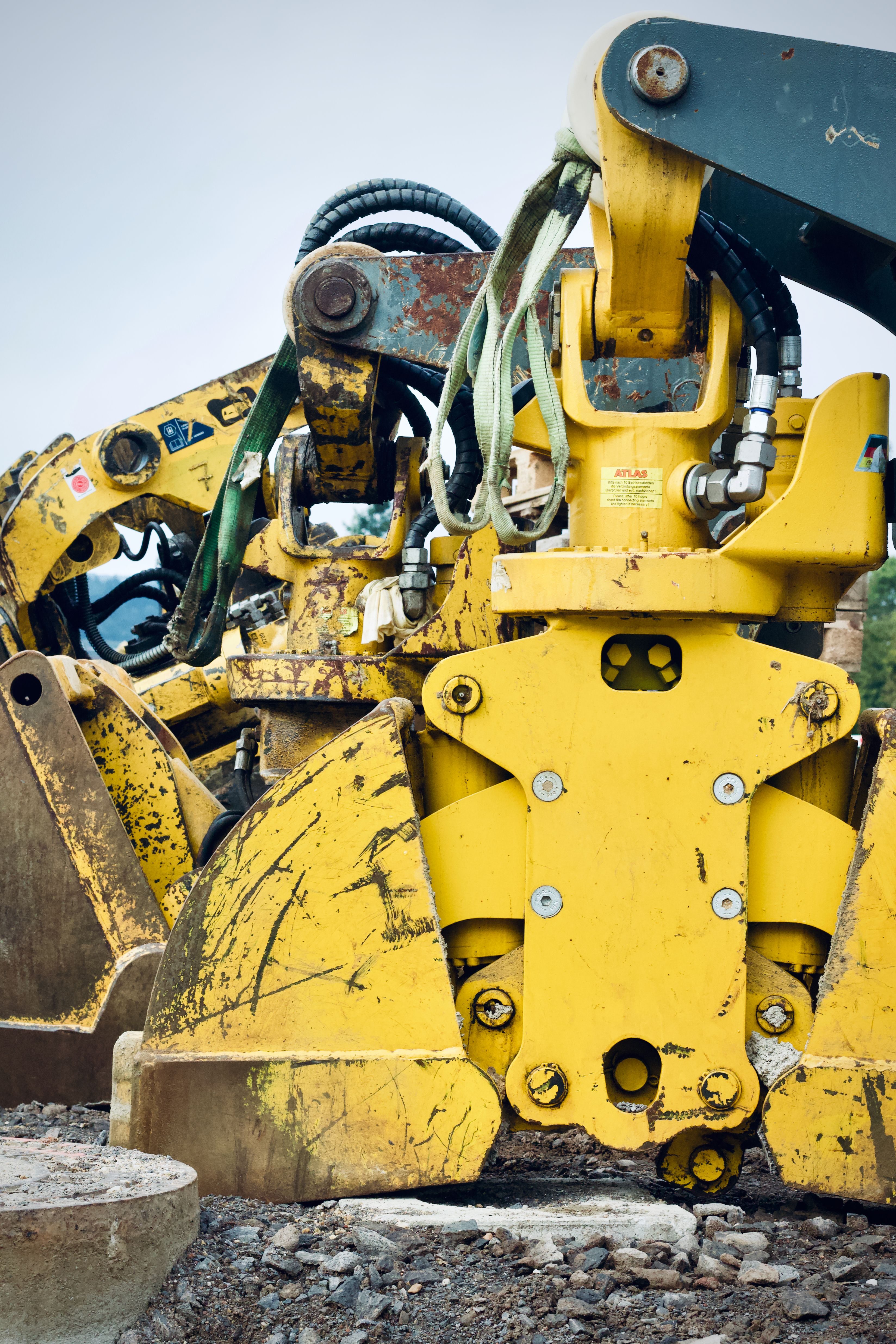 Construction equipment linkage and hydraulic assembly detail