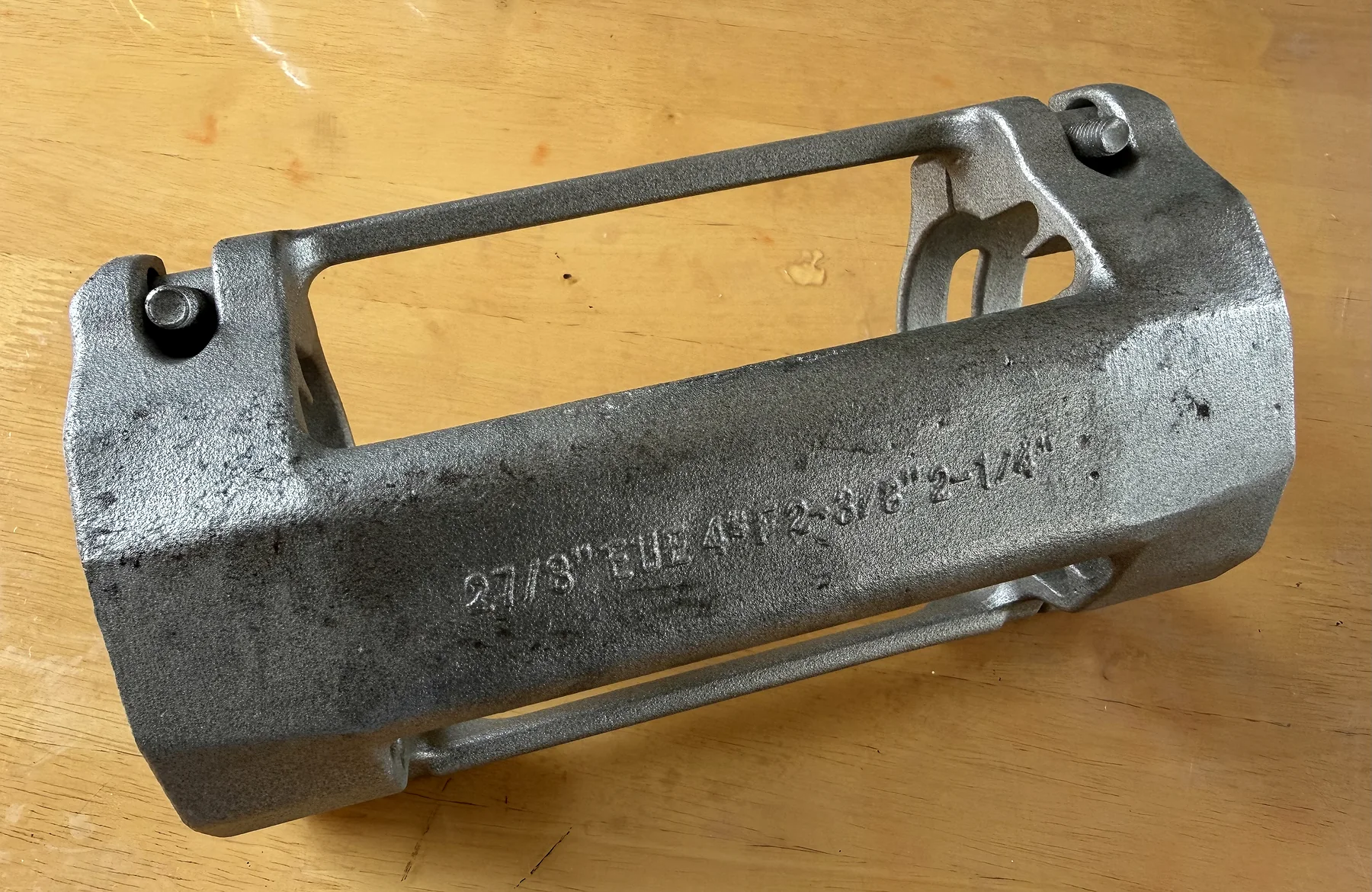 Hinged oilfield cross coupling clamp sample casting
